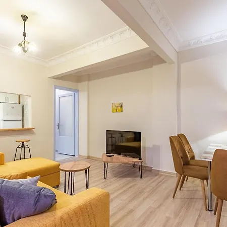 Colorful Home With Central Location Near Popular Spots In Sisli *