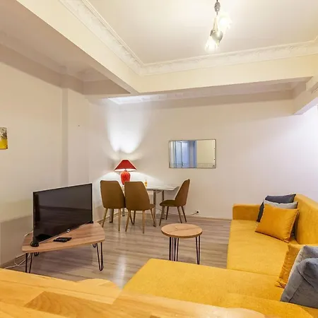Colorful Home With Central Location Near Popular Spots In Sisli *